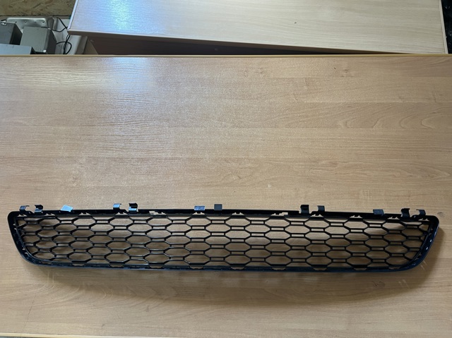 Решітка переднього бампера, центральна 51118064930 BMW