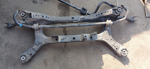 Балка задньої підвіски поперечна 5120633120 TOYOTA