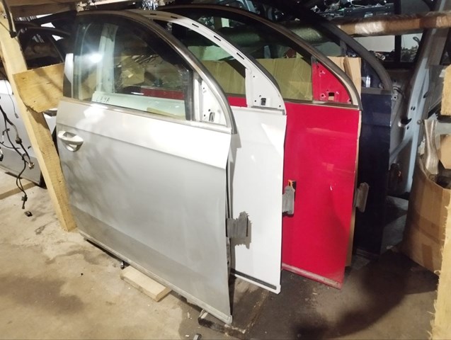 Пасажирські передні двері 3AA831056 VAG