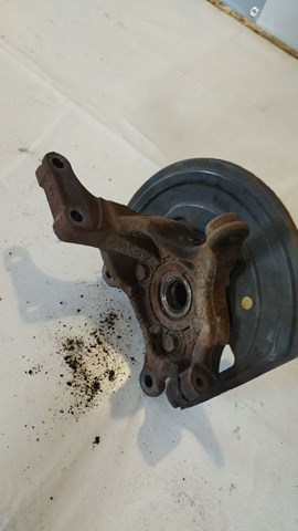 Цапфа поворотна права 400141KA1A NISSAN