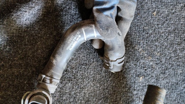 Патрубок системи охолодження 5QE121049AD VAG