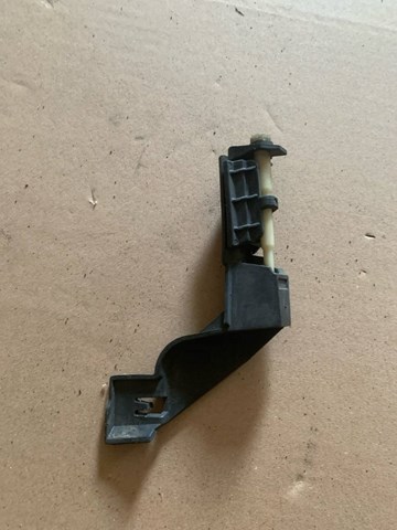 Ліве кріплення заднього бампера 8K5807889A VAG