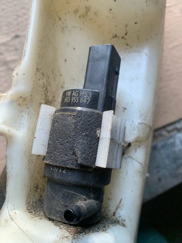 Електропомпа омивача переднього скла 8K5955647 VAG