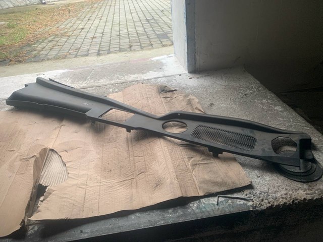 Водостік лобового скла, жабо 8R1819447C VAG