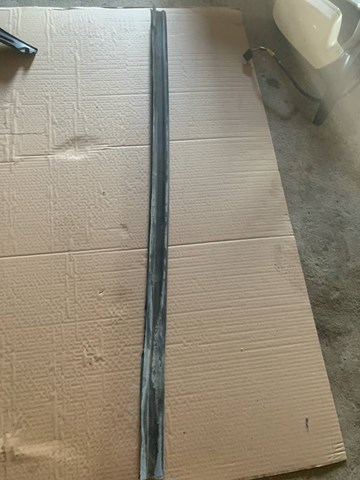 Ущільнювач капота 8T0823723B VAG