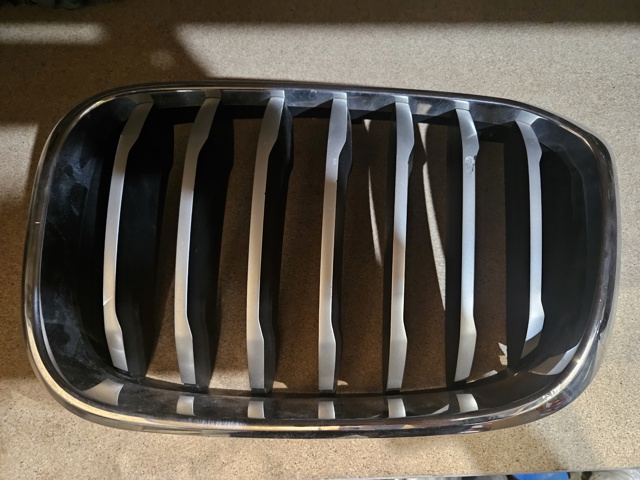 Решітка радіатора ліва 51138091725 BMW