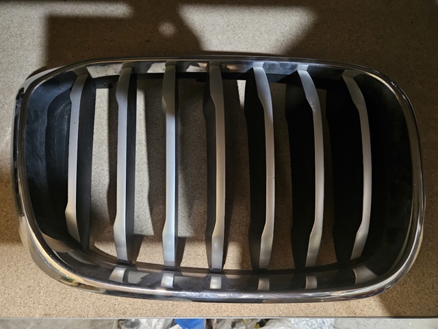 Решітка радіатора права 51138091726 BMW