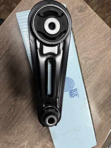 Подушка (опора) двигуна, ліва нижня 11360JD00A NISSAN