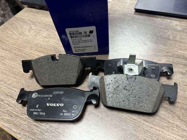 Колодки гальмівні передні, дискові 32373348 VOLVO