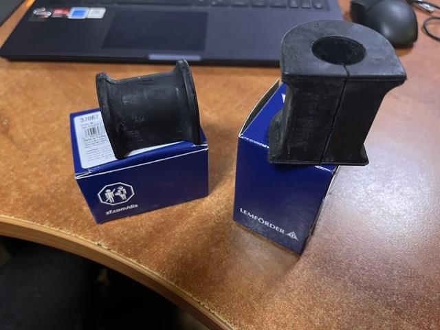 Задня втулка стаб. 37067 LEMFORDER