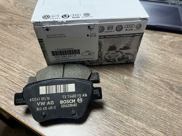 Комплект задніх колодок 5K0698451A VAG