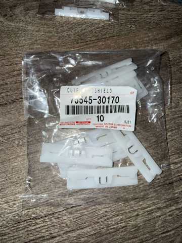 Замок молдингу лобового скла 7554530170 TOYOTA