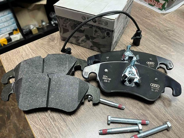 Колодки гальмівні передні, дискові 8K0698151D VAG