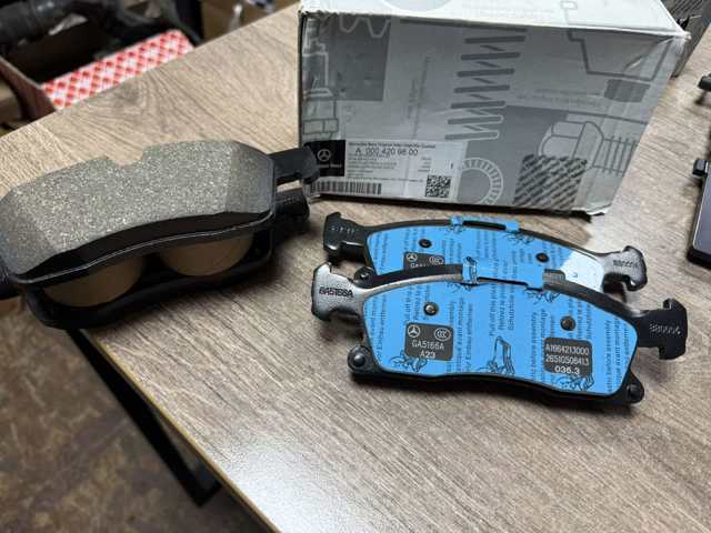 Гальмівні колодки A0004209600 MERCEDES