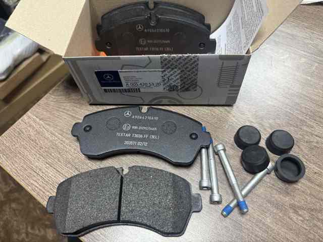 Колодки передні A0054205320 MERCEDES