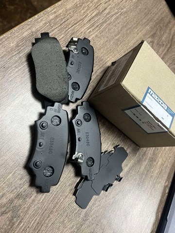 Комплект задніх колодок B4Y02648ZB MAZDA