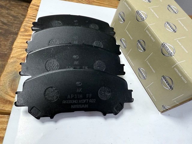 Колодки гальмівні передні, дискові D10604EA0A NISSAN