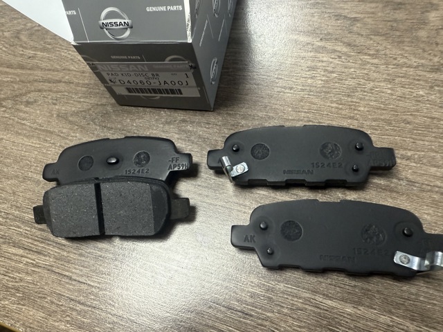 Задні дискові колодки D4060JA00J NISSAN
