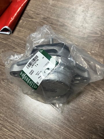 Права подушка двигуна LR010746 LAND ROVER