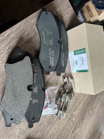 Тормозні колодки LR015578 LAND ROVER