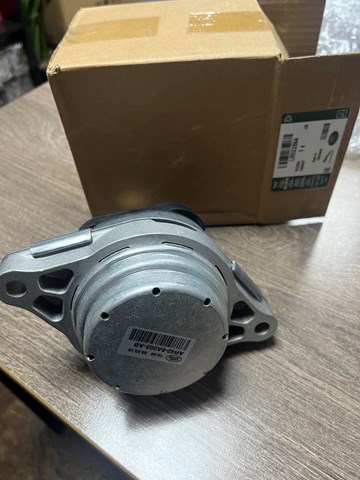 Ліва опора двигуна LR022564 LAND ROVER
