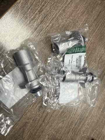 Трубопроводи і шланги системи охолодження LR028136 LAND ROVER