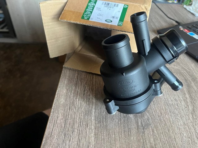 Кожух термостата LR033675 LAND ROVER