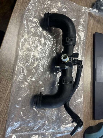 Заливна горловина системи охолодження LR036058 LAND ROVER