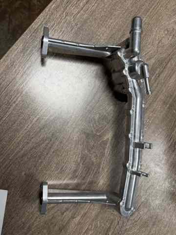 Патрубок системи охолодження LR041788 LAND ROVER