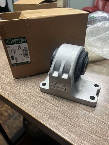 Опора коробки передач LR092039 LAND ROVER