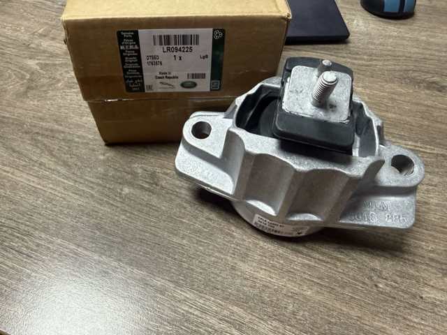Кронштейн подушки (опори) двигуна, правої LR094225 LAND ROVER