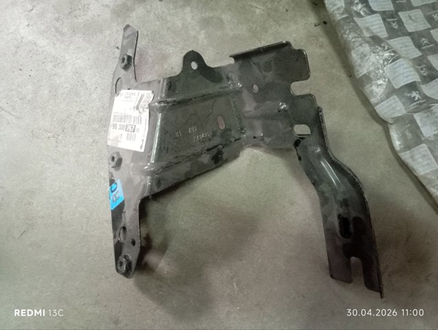 Кронштейн кріплення крила переднього правого, передній 9830876780 PEUGEOT