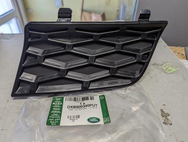 Решітка переднього бампера, права DXB500340PUY LAND ROVER