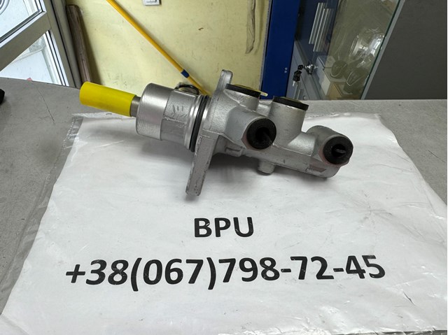 Циліндр головний гальма (Гідротормоз) LR014528 LAND ROVER