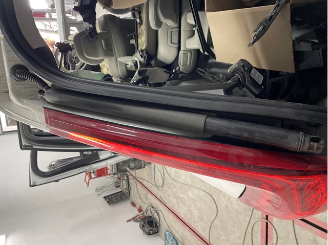 Амортизатор ляди 31690604 VOLVO