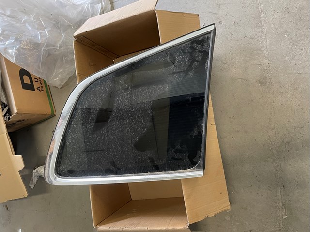 Стукло багажника, праве 32206908 VOLVO