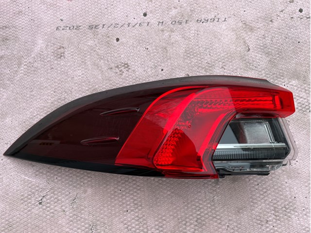 Задній лівий зовнішній ліхтар 8156102D11 TOYOTA