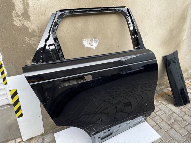 Двері пасажирські задні праві LR091719 LAND ROVER
