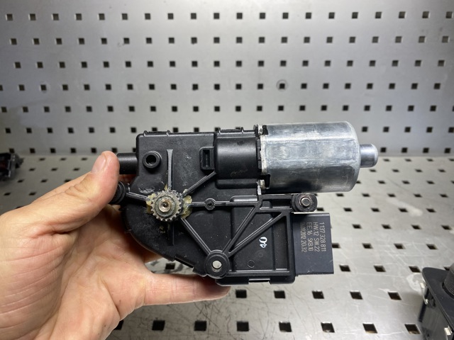 Мотор приводу люка 4L0959591A VAG