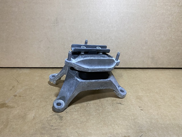 Кронштейн подушки КПП 8K0399151 VAG