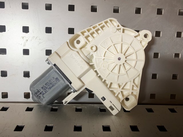 Моторчик склопідйомника двері задніх, лівих 8K0959811A VAG