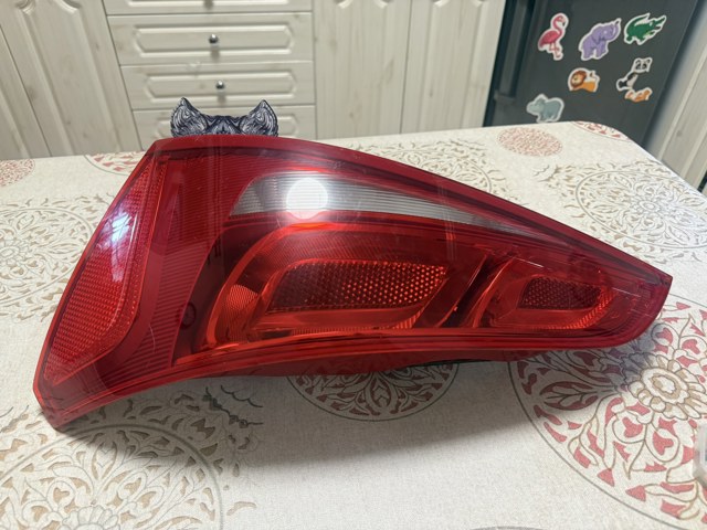 Задній правий стоп 8R0945094 VAG