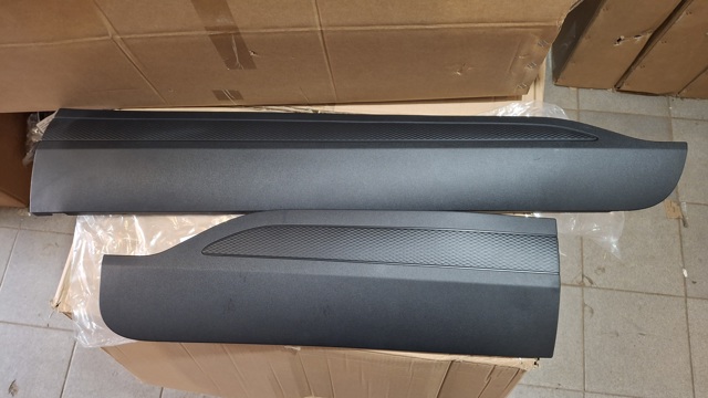 Молдинг задніх лівих дверей, нижній LJ6Z7825557AB КИТАЙ