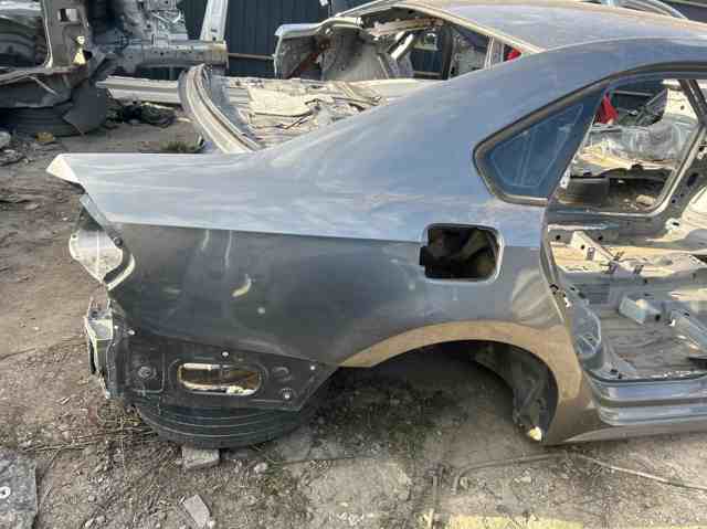 Крило праве заднє 561809844 VAG