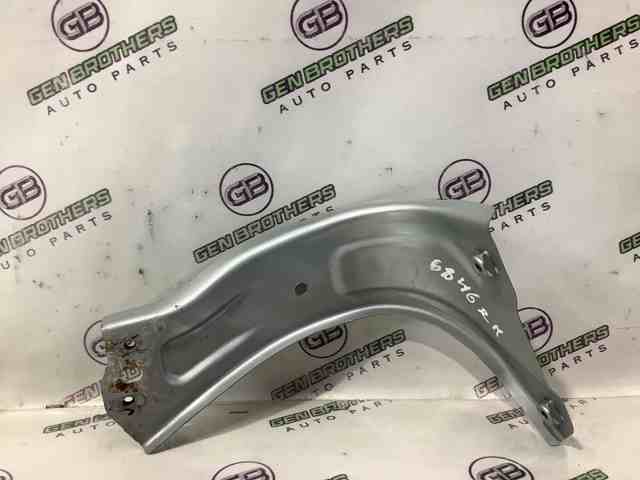 Кронштейн кріплення крила переднього правого, передній 561821136 VAG