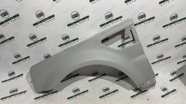 Бічна частина передня ліва LR015037 LAND ROVER
