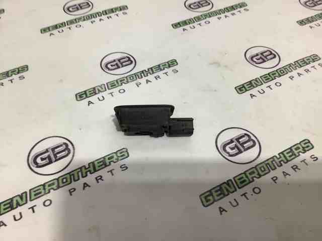 Кнопка приводу замка 3/5 дверей (ляди) / кришки багажника LR029038 LAND ROVER