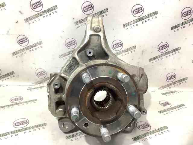 Цапфа поворотна права LR077914 LAND ROVER
