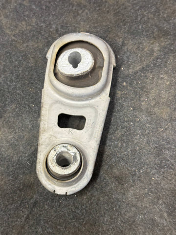 Подушка (опора) двигуна, задня 113606LA0A NISSAN