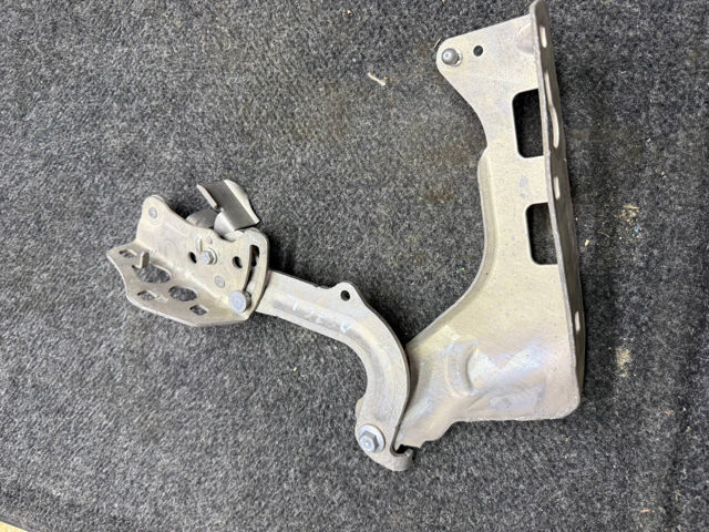 Петля капота, права A2538800128 MERCEDES